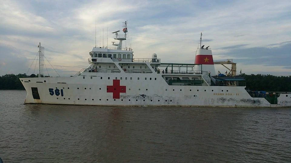 Tàu Bệnh viện HQ 561 đưa thi thể quân nhân trên máy bay CASA 212 