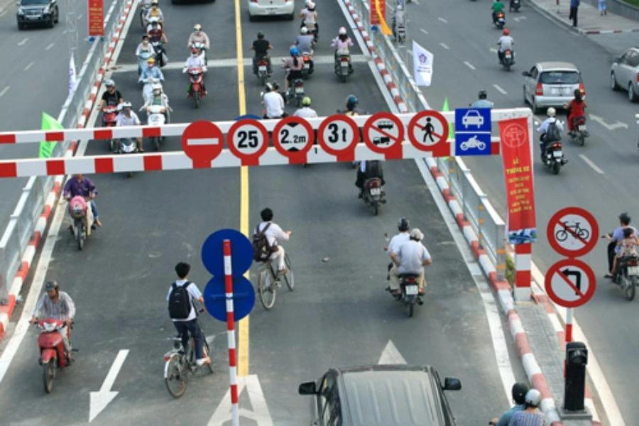 Chuyển làn đường sao đúng luật? ảnh 1