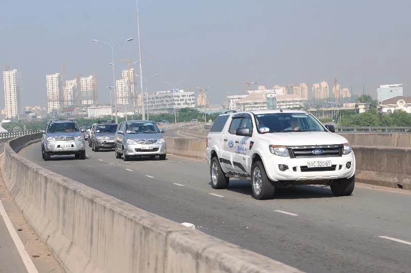 Điều khiển ô tô chạy chậm, có bị phạt? ảnh 1