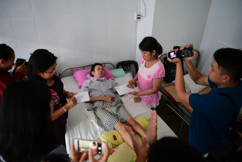 Trao quà cưới cho cặp đôi tình yêu cổ tích Thành-Nga ảnh 2