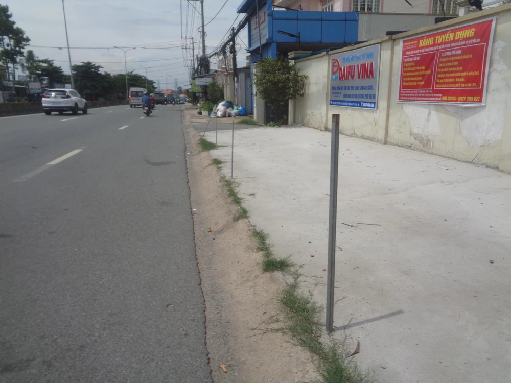 Những thanh sắt cắm trên lề rất nguy hiểm cho người đi đường. Những thanh sắt cắm trên lề rất nguy hiểm cho người đi đường.