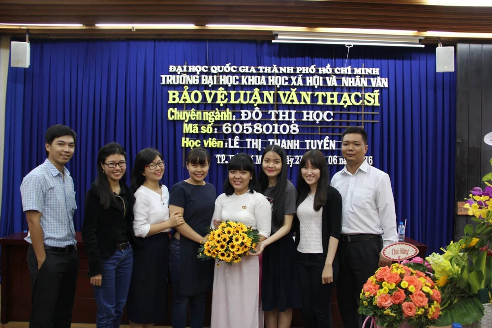 Tác giả (mặc áo dài) trong buổi bảo vệ luận văn thạc sĩ của mình. Ảnh: NVCC