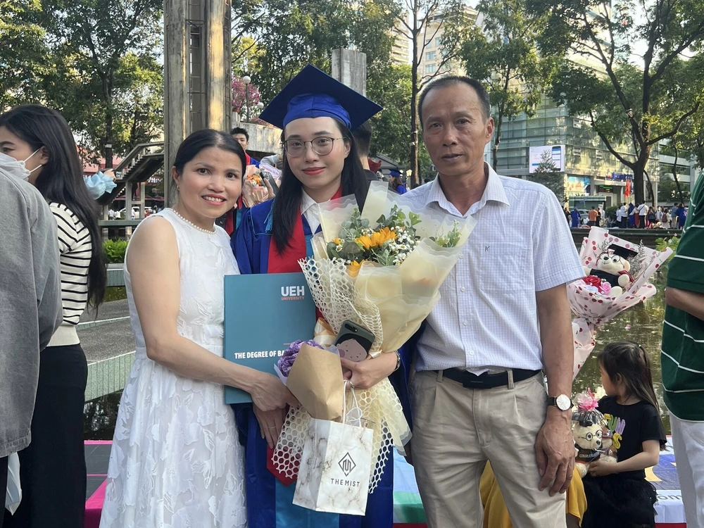 Tác giả trong ngày tốt nghiệp đại học