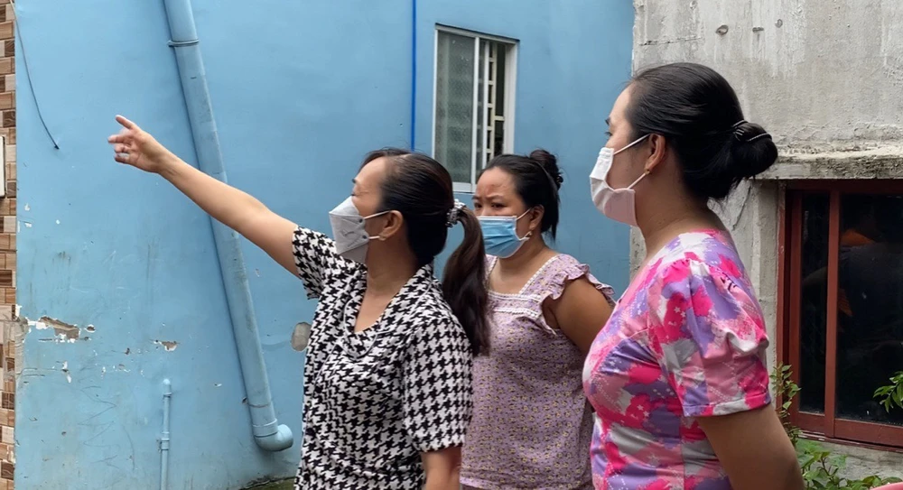 Nhiều người dân tại ấp 1, xã Vĩnh Lộc B, huyện Bình Chánh đeo khẩu trang liên tục để không hít phải mùi hôi từ cơ sở sấy. Ảnh: Di Linh Nhiều người dân tại ấp 1, xã Vĩnh Lộc B, huyện Bình Chánh đeo khẩu trang liên tục để không hít phải mùi hôi từ cơ sở sấy. Ảnh: Di Linh