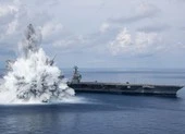 Tạo vụ nổ để thử sức 'chịu đòn' của tàu sân bay, Mỹ muốn nhắn gì đến TQ, Nga?