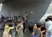 VIDEO: Dân Afghanistan rơi từ trên không khi cố 'đu bám' máy bay Mỹ, thiệt mạng