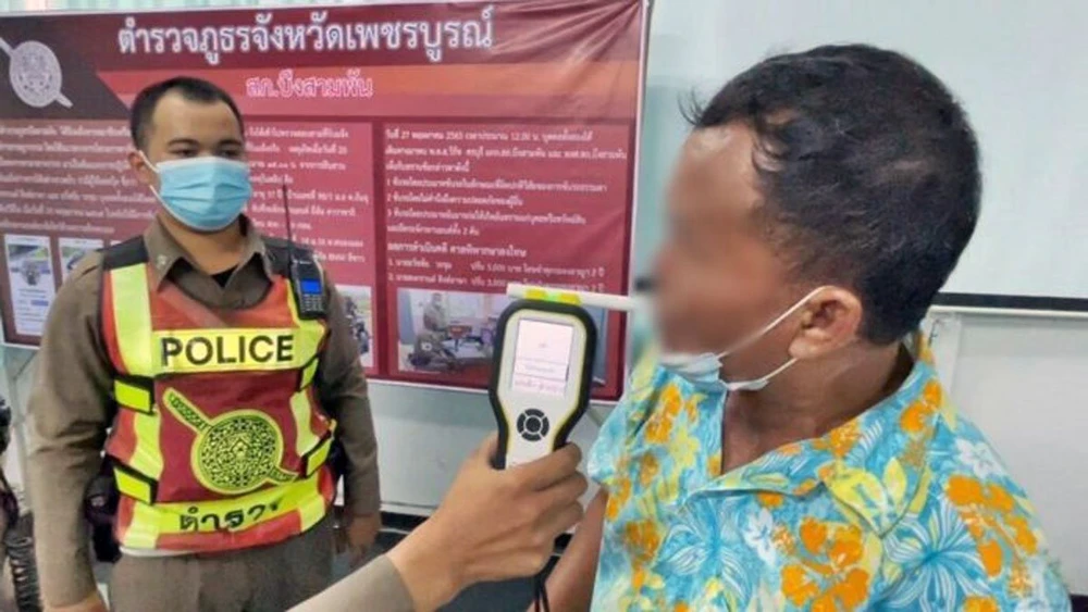 Cảnh sát Thái Lan kiểm tra nồng độ cồn tài xế nghi say xỉn.jpeg