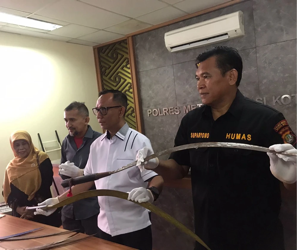 Hung khí_nhóm thanh thiếu niên ẩu đả bên sông Bekasi.jpg