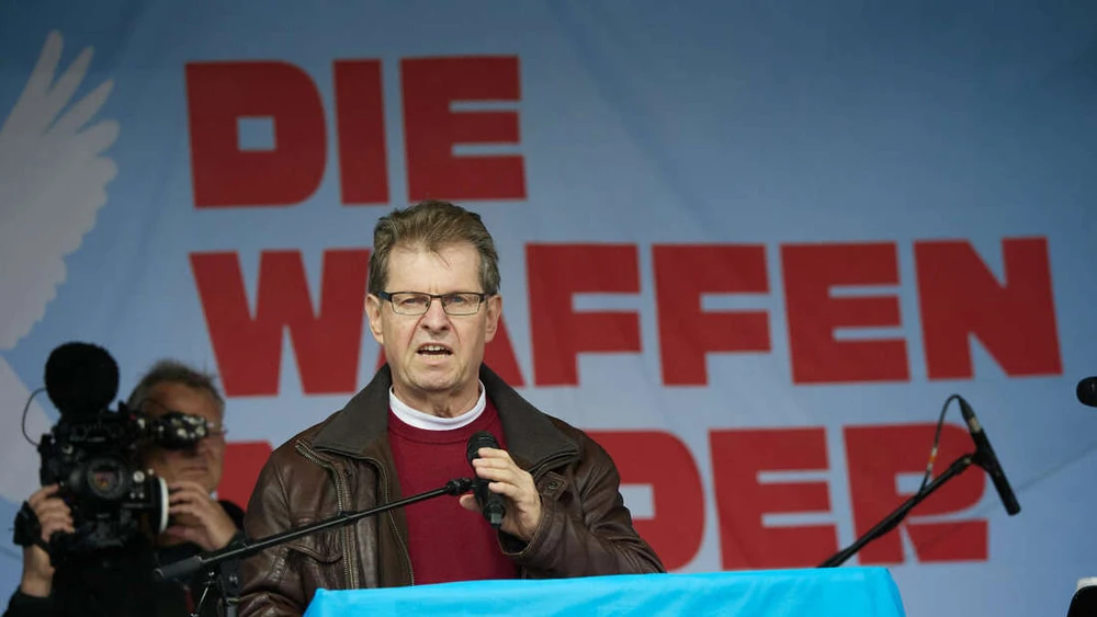 Ralf Stegner phát biểu tại biểu tình Không bao giờ chiến tranh nữa.jpg