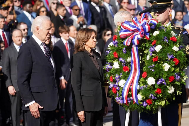 Biden, Harris dâng hoa tại nghĩa trang Arlington.jpg