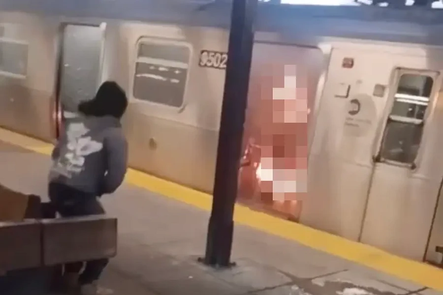 Nghi phạm rời đi trong vụ thiêu chết người ở tàu điện ngầm New York 2212.jpg