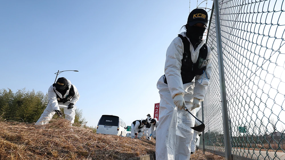 Cảnh sát Hàn Quốc tiếp tục điều tra hiện trường thảm kịch máy bay Jeju Air.jpg