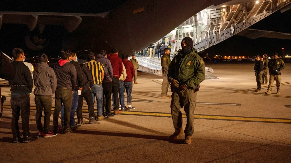 Chuyến bay trục xuất người nhập cư.jpg