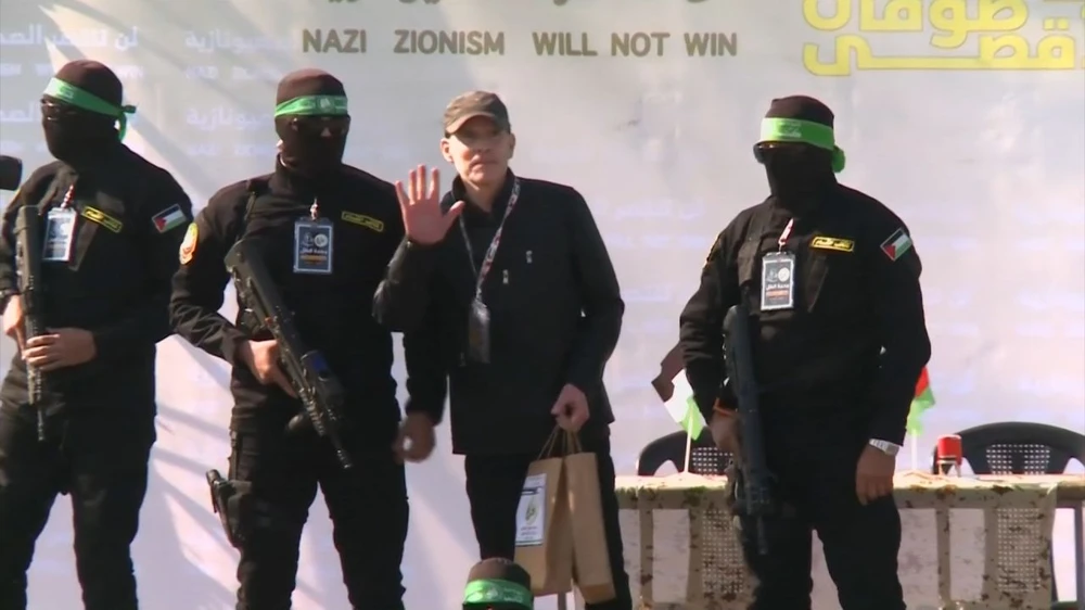 Con tin Mỹ đầu tiên được Hamas thả kể từ khi thực thi thoả thuận ngừng bắn hôm 19-1.jpg