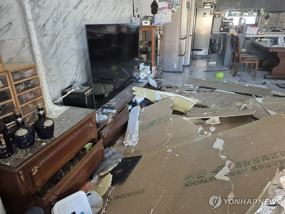 Buộc tội 2 phi công vụ thả nhầm bom làm dân thường bị thương.jpg