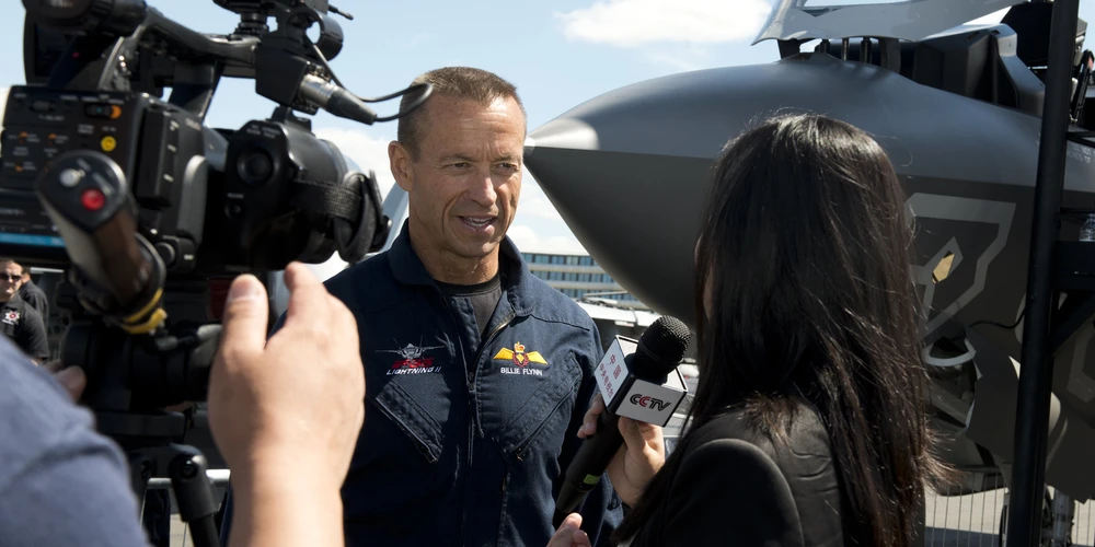 Cựu phi công thử nghiệm chiến đấu cơ F-35.jpg