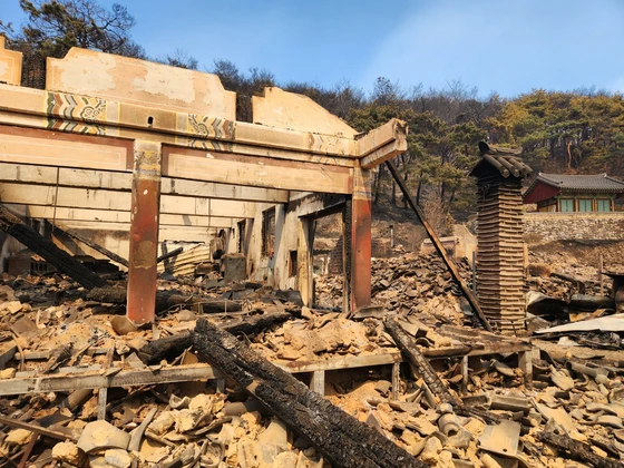 Cháy rừng thiêu rụi đền Unramsa ở đông nam Hàn Quốc.jpg
