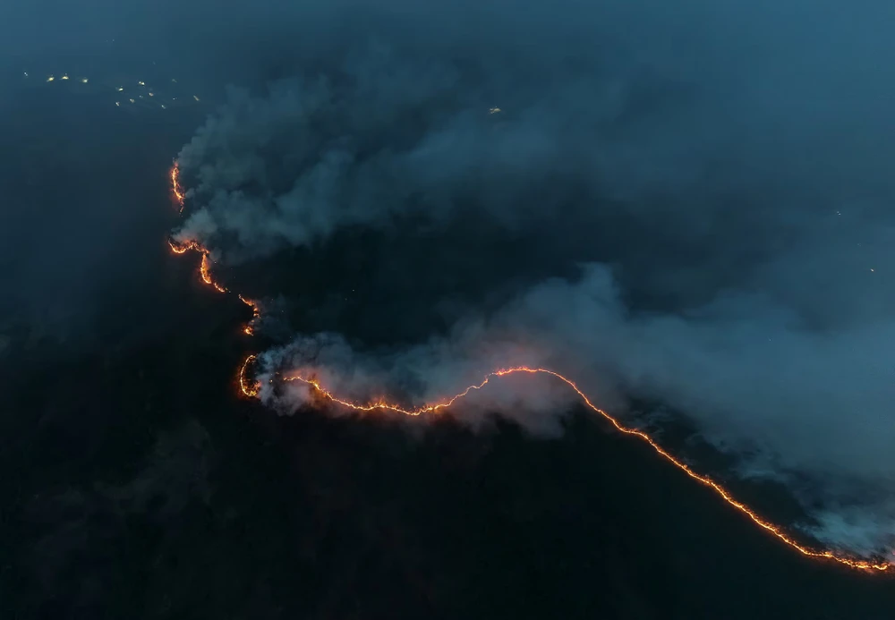 Vành lửa do cháy rừng ở Euiseong, đông nam Hàn Quốc.jpg