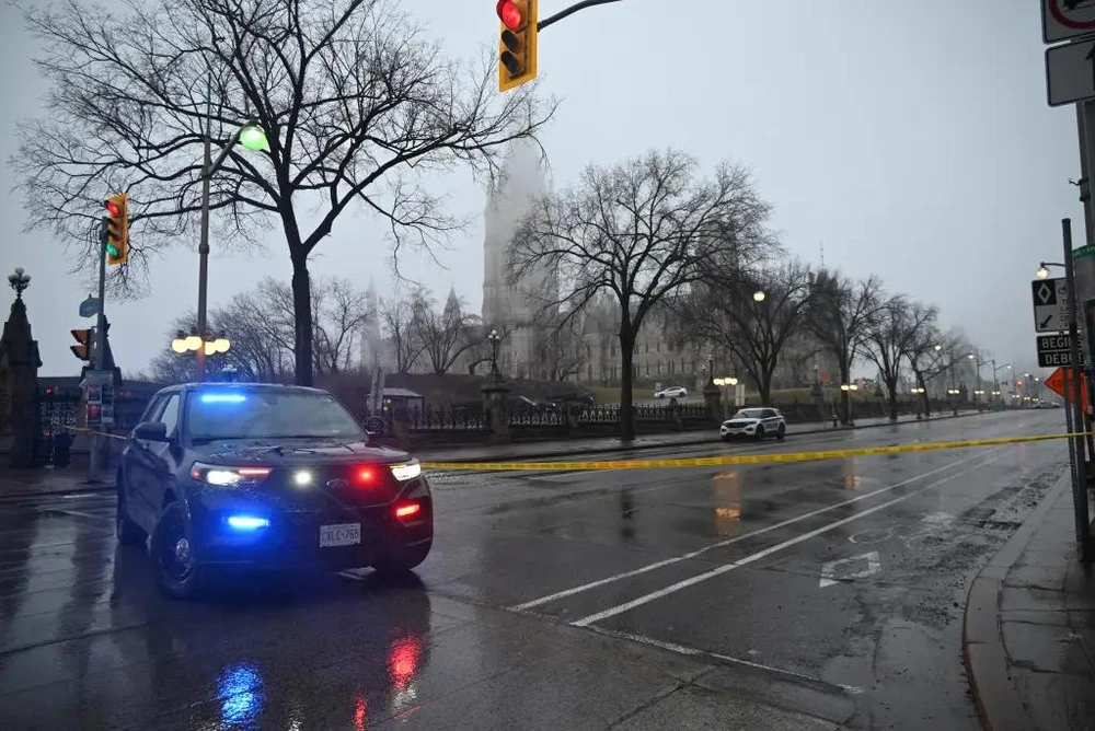 Lực lượng an ninh Canada phong toả Toà nhà Quốc hội.jpg