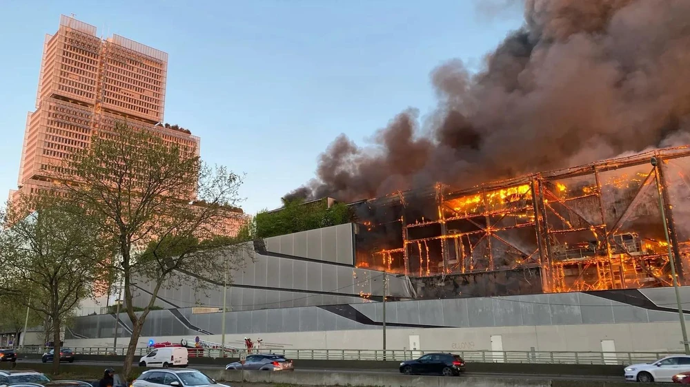 Cháy lớn thiêu rụi trung tâm phân loại rác ở Paris_1.jpg