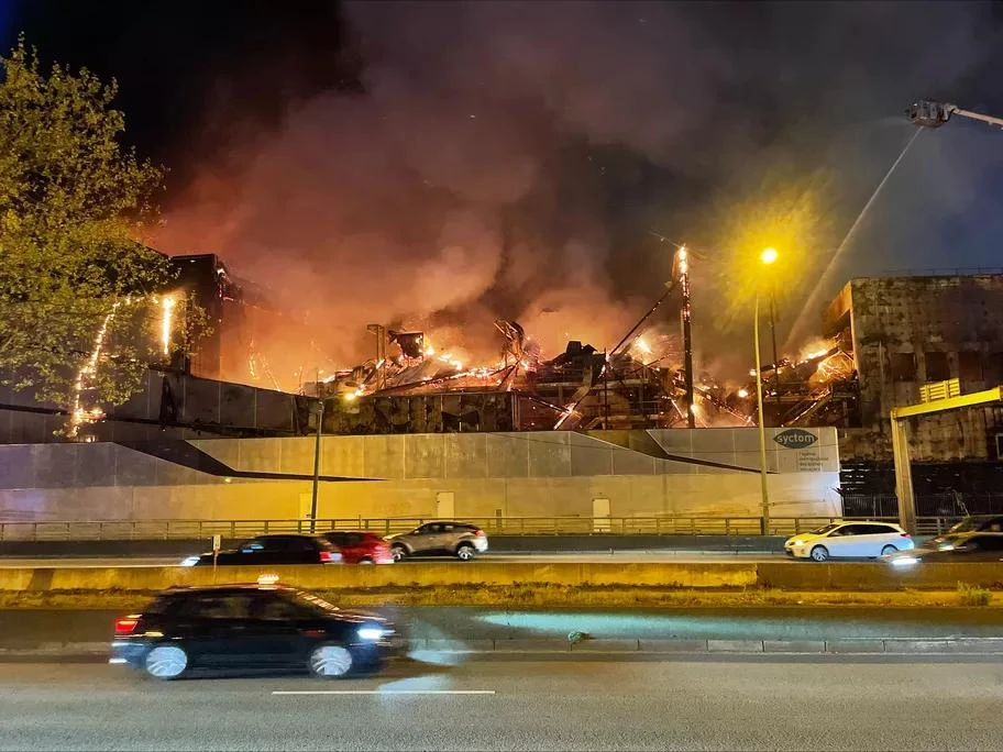 Cháy lớn thiêu rụi trung tâm phân loại rác ở Paris_2.jpg
