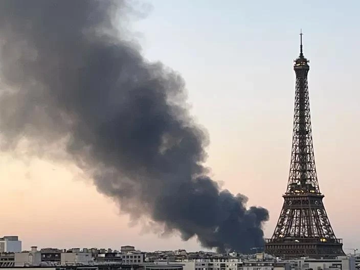 Cháy lớn thiêu rụi trung tâm phân loại rác ở Paris_3.jpg