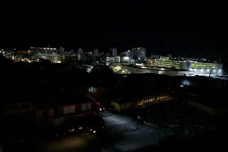 Puerto Rico chìm trong bóng tối do mất điện diện rộng_6.jpg