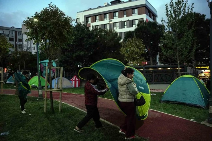 Thổ Nhĩ Kỳ _ Dân Istanbul dựng lều ngủ trong công viên vì sợ lại có động đất.jpg