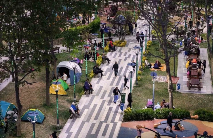 Thổ Nhĩ Kỳ _ Dân Istanbul dựng lều ngủ trong công viên vì sợ lại có động đất_3.jpg