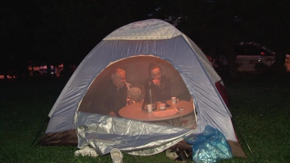 Thổ Nhĩ Kỳ _ Dân Istanbul dựng lều ngủ trong công viên vì sợ lại có động đất_6.jpg