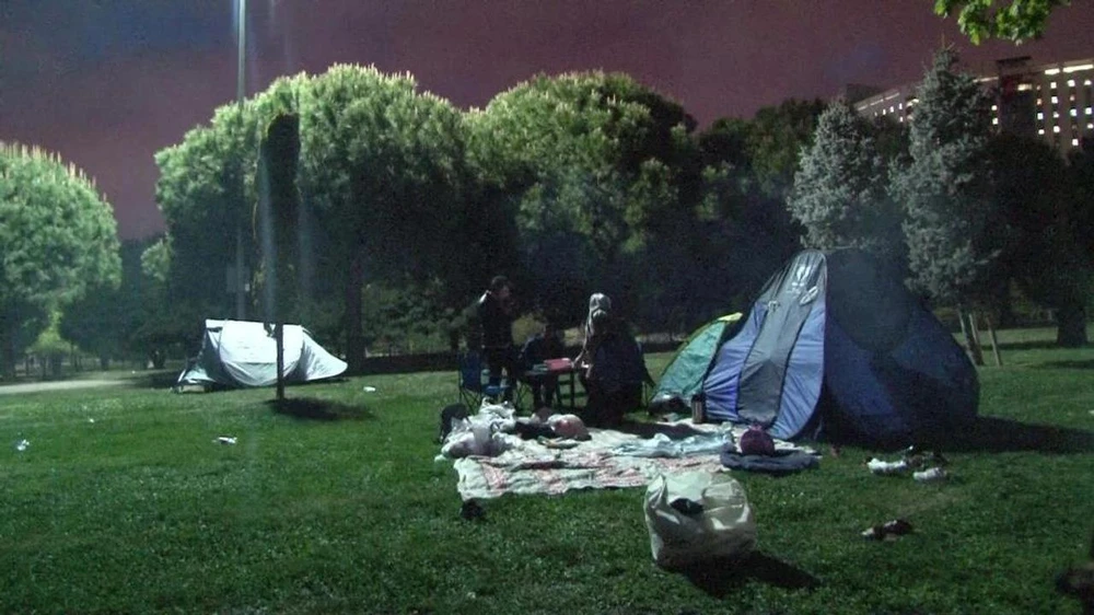 Thổ Nhĩ Kỳ _ Dân Istanbul dựng lều ngủ trong công viên vì sợ lại có động đất_8.jpg