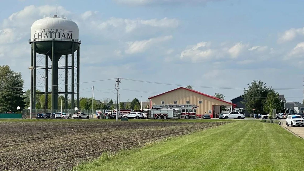 Ô tô lao qua hội trại ngoại khoá dành cho học sinh ở Chatham, Illinois.jpg