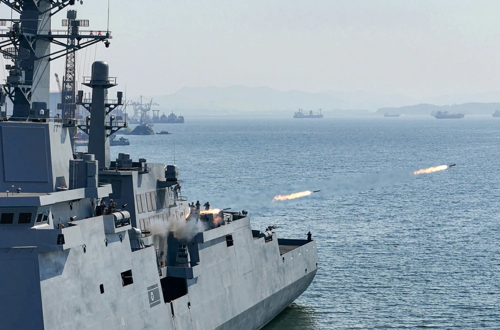 Triều Tiên hạ thuỷ, thử vũ khí trên tàu khu trục đa năng Choe Hyon_10.jpg