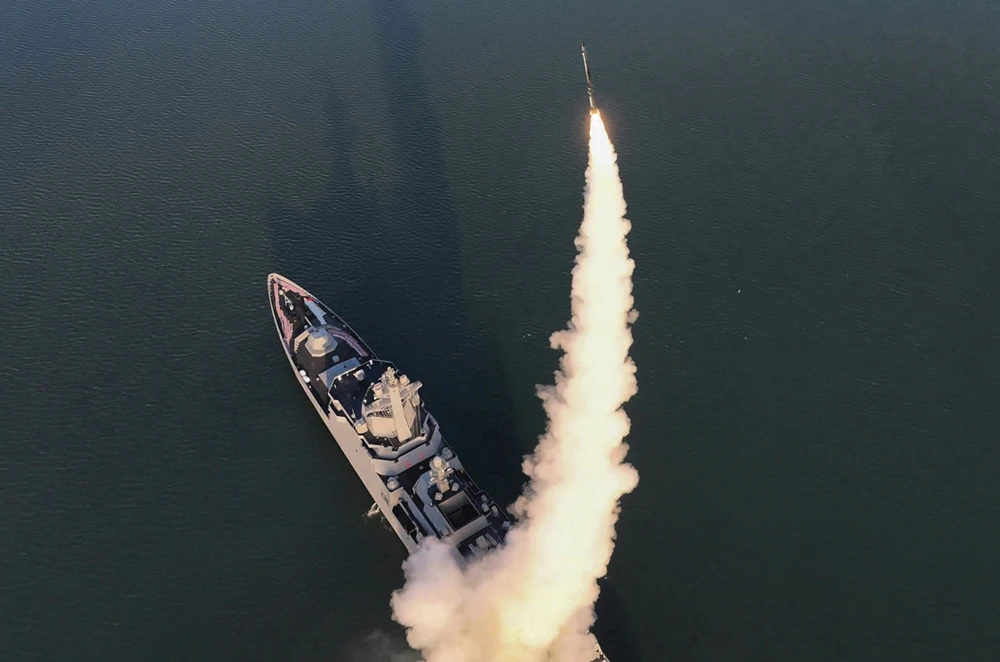 Triều Tiên hạ thuỷ, thử vũ khí trên tàu khu trục đa năng Choe Hyon_6.jpg