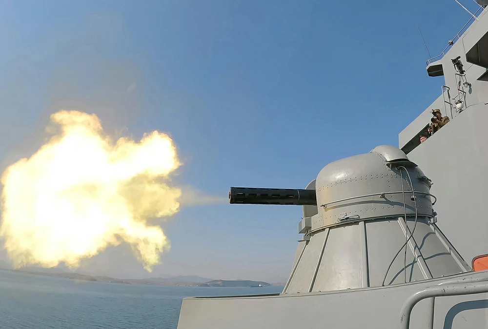 Triều Tiên hạ thuỷ, thử vũ khí trên tàu khu trục đa năng Choe Hyon_9.jpg