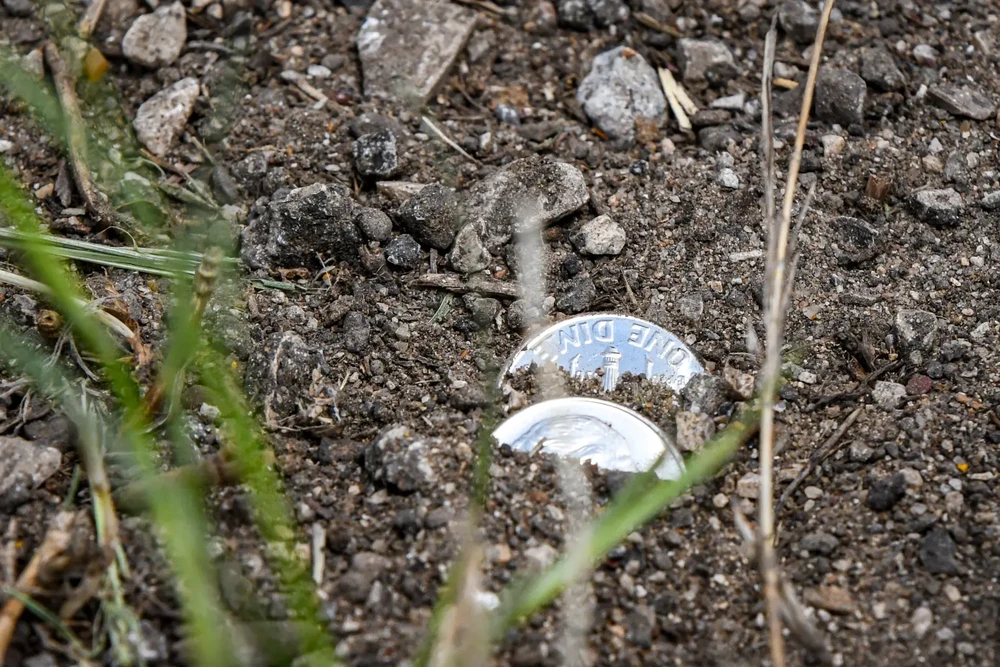 14 giờ thu gom 800.000 USD tiền xu rơi ra đường do lật xe đầu kéo.jpg