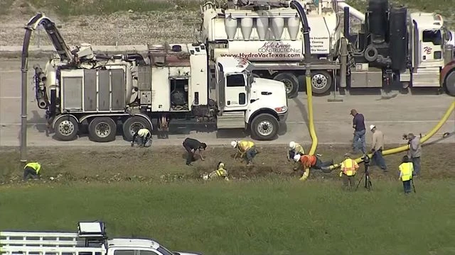 14 giờ thu gom 800.000 USD tiền xu rơi ra đường do lật xe đầu kéo_6.jpg