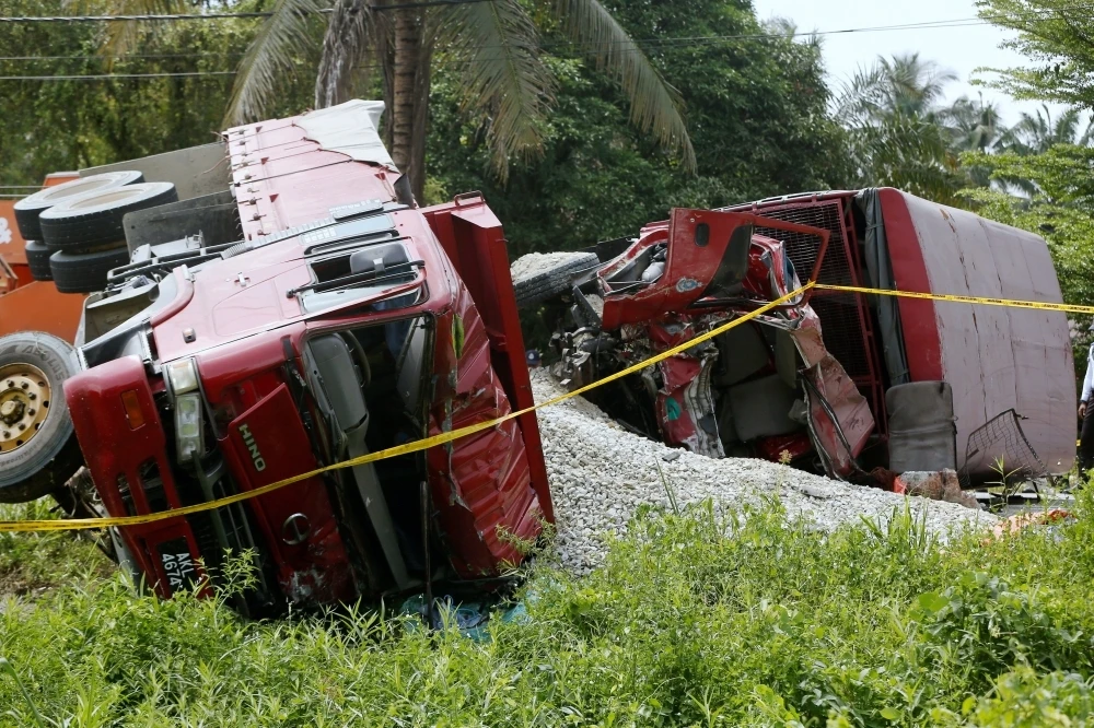 Xe tải tông trực diện đoàn xe cảnh sát