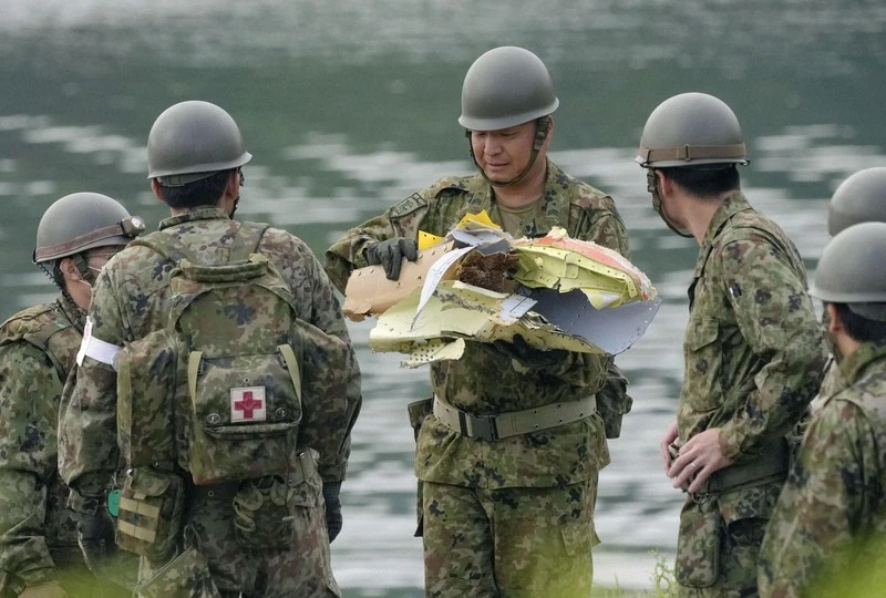 Máy bay huấn luyện rơi xuống hồ Iruka (Nhật)_mảnh vỡ.jpg