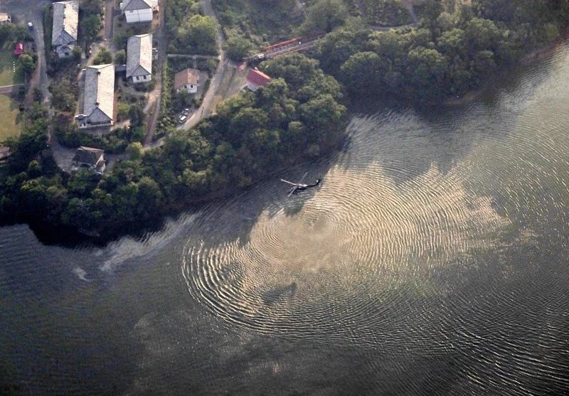 Máy bay huấn luyện rơi xuống hồ Iruka (Nhật)_trực thăng cứu hộ.jpg