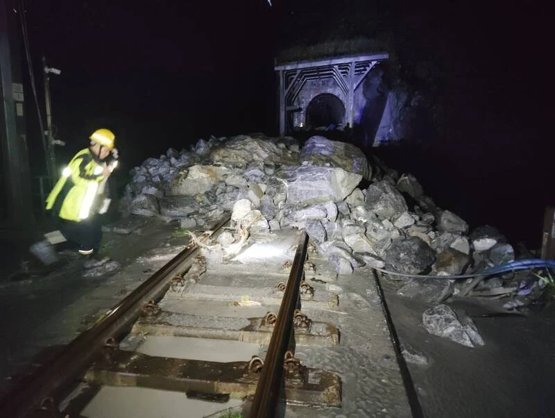 Đất đá vùi lấp đường sắt tại Hoa Liên Đài Loan.jpg