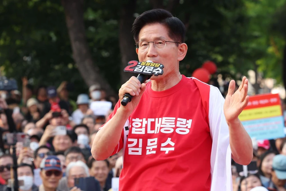 Ứng viên bầu cử tổng thống Hàn Quốc _ PPP Kim Moon-soo.jpg