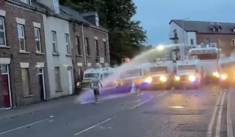 Bạo loạn ở Bắc Ireland sau vụ hiếp dâm vị thành niên _ vòi rồng.jpg