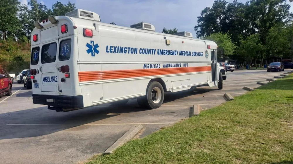 Sét đánh xuống hồ làm 18 người nhập viện.jpg