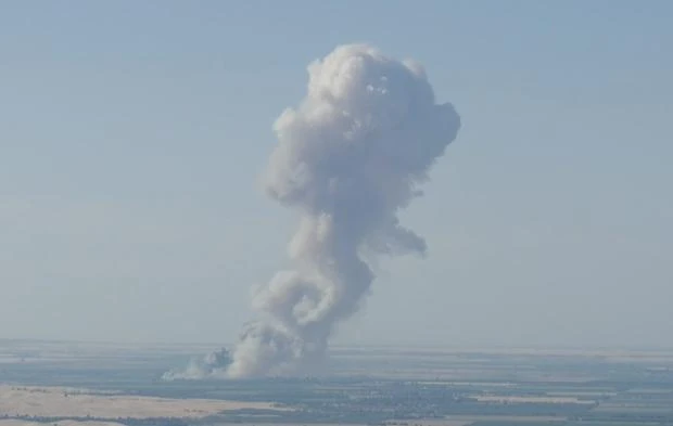 Cột khói từ vụ cháy nổ kho pháo hoa ở California.jpg