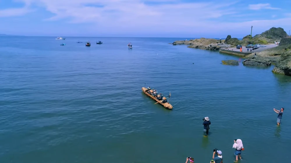 Vượt biển từ Đài Loan tới Nhật bằng thuyền độc mộc _ xuất phát.png