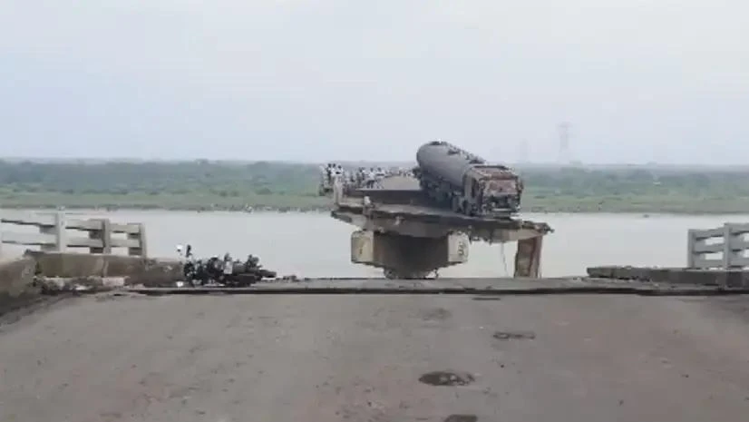 Sập cầu ở Ấn Độ.jpg