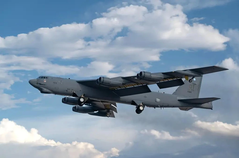 Phi công dân sự Mỹ 'bẻ lái gắt' để tránh va chạm máy bay ném bom B-52.jpg