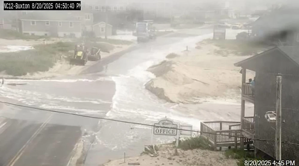 Bão cuồng phong Erin áp sát Mỹ_2.jpg