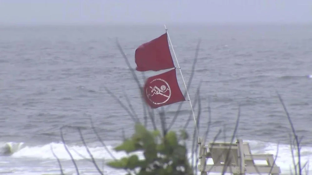 Cảnh báo đỏ kép do bão Erin.jpg